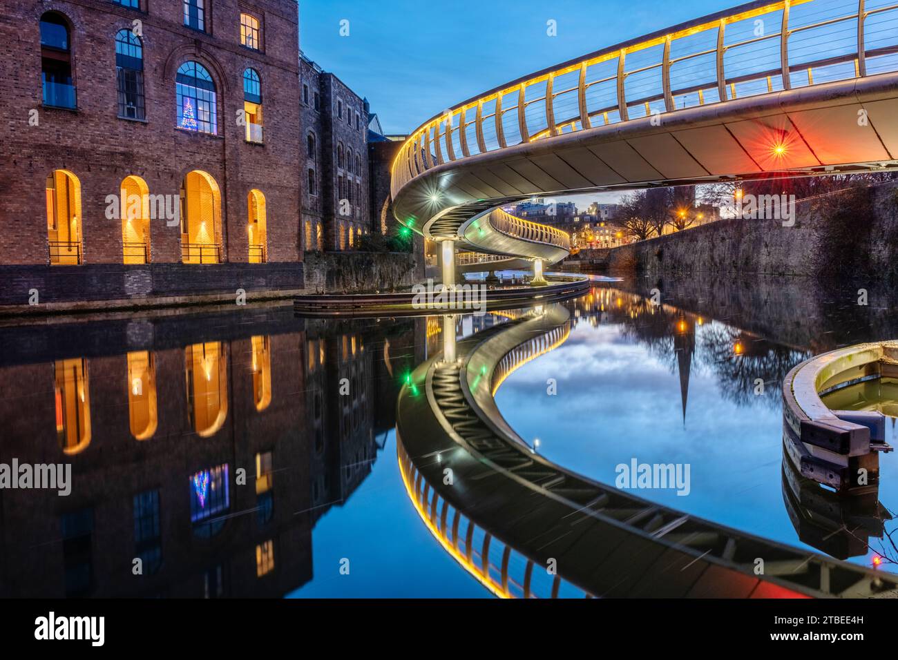 Castle Bridge serpeggiante sul fiume a Bristol, Regno Unito Foto Stock