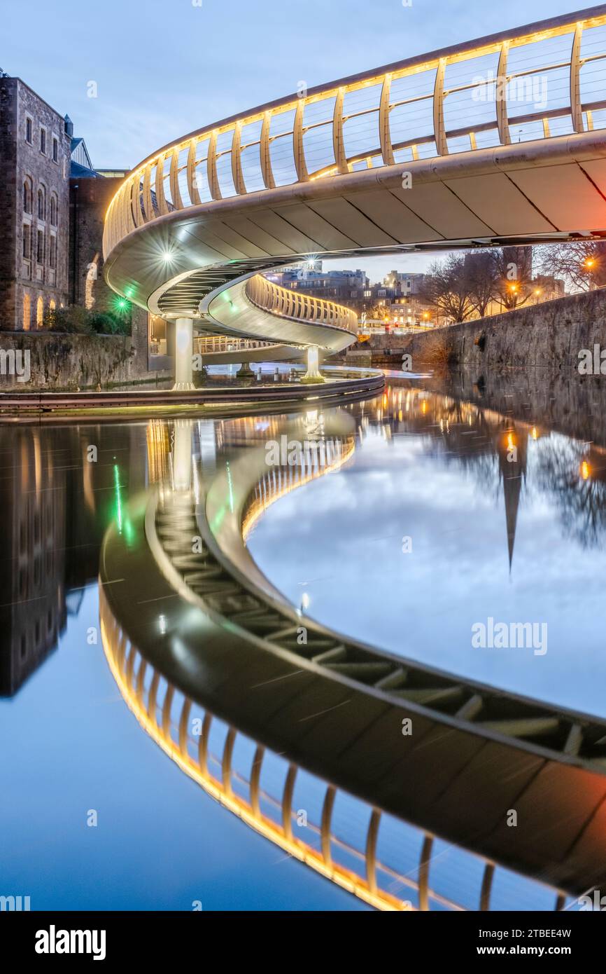 Castle Bridge serpeggiante sul fiume a Bristol, Regno Unito Foto Stock