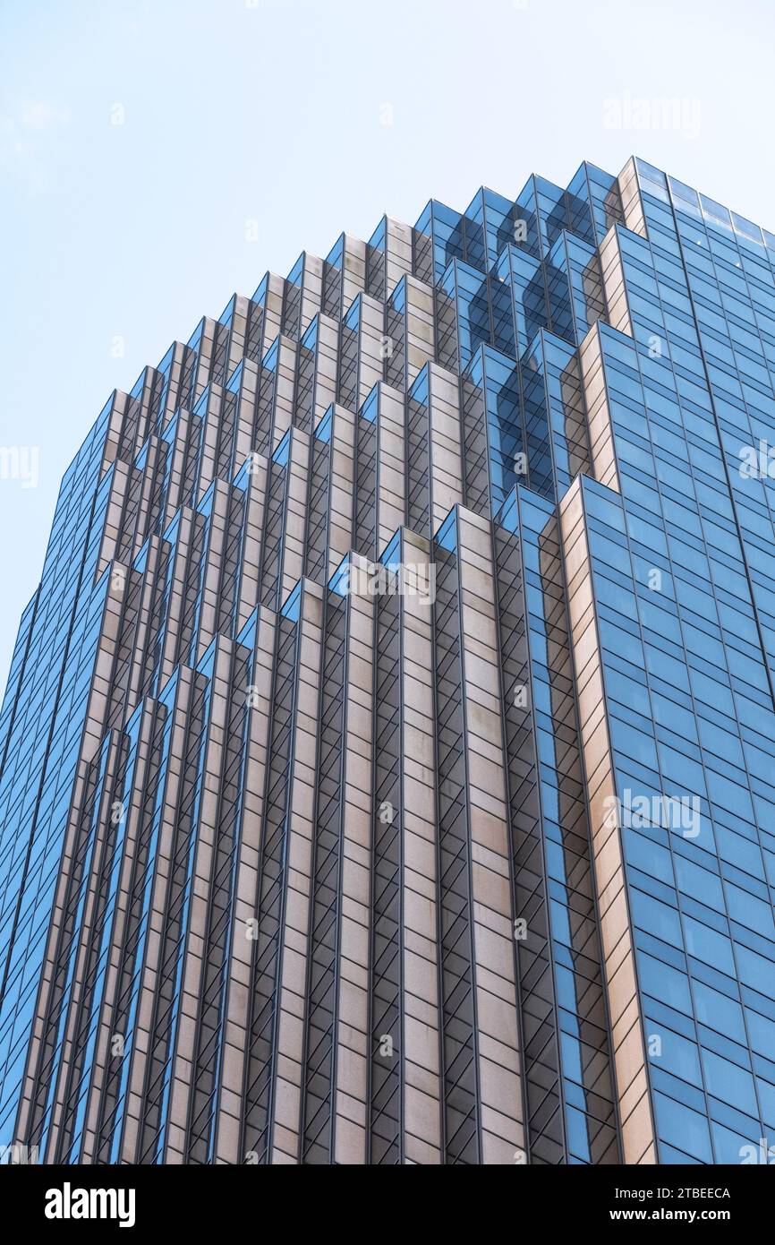 Foto astratta di una torre offensiva con facciata in vetro a San Francisco Foto Stock