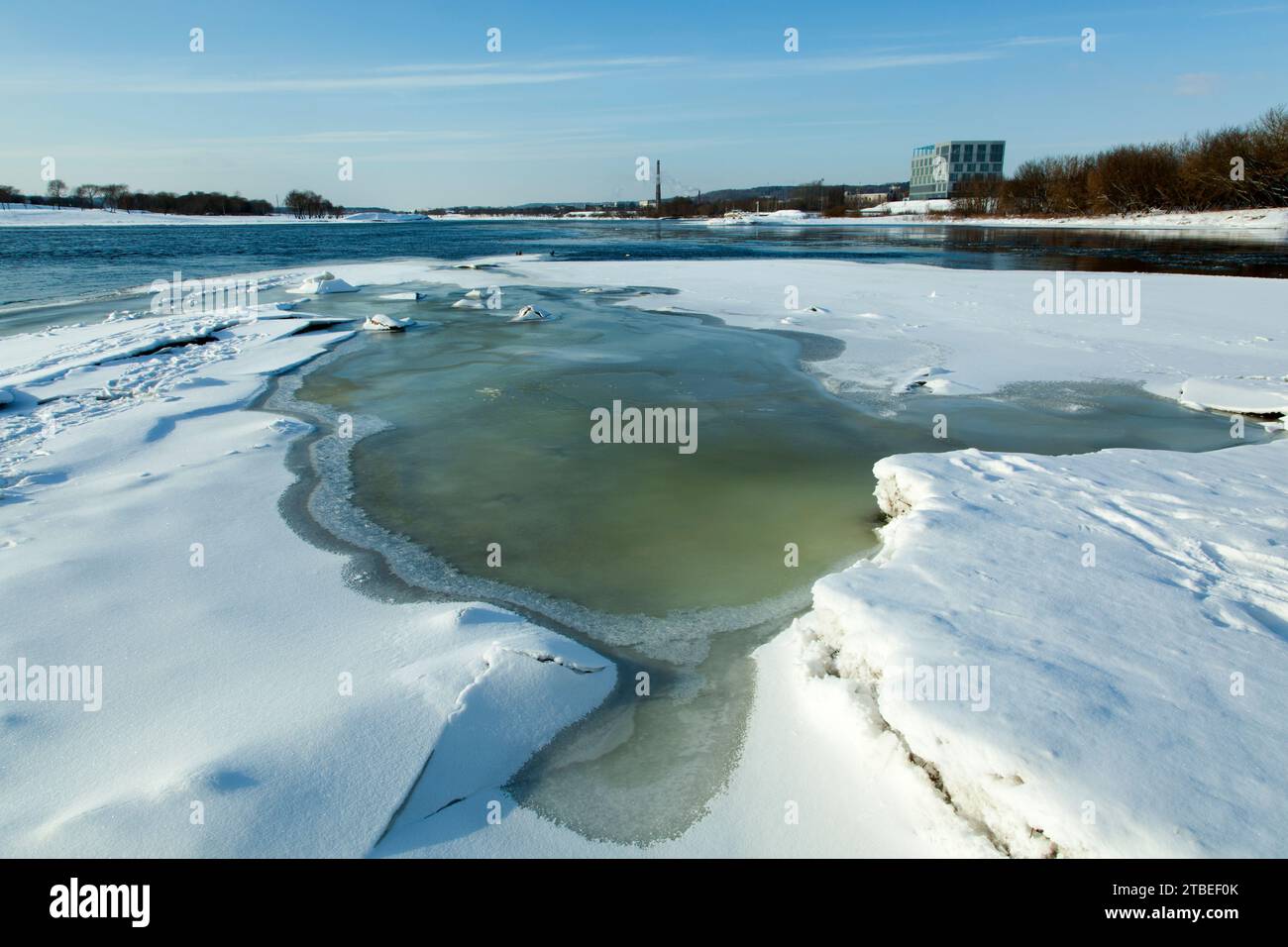 Vista invernale della confluenza di Neman e Neris, due fiumi più grandi della Lituania (Kaunas). Foto Stock
