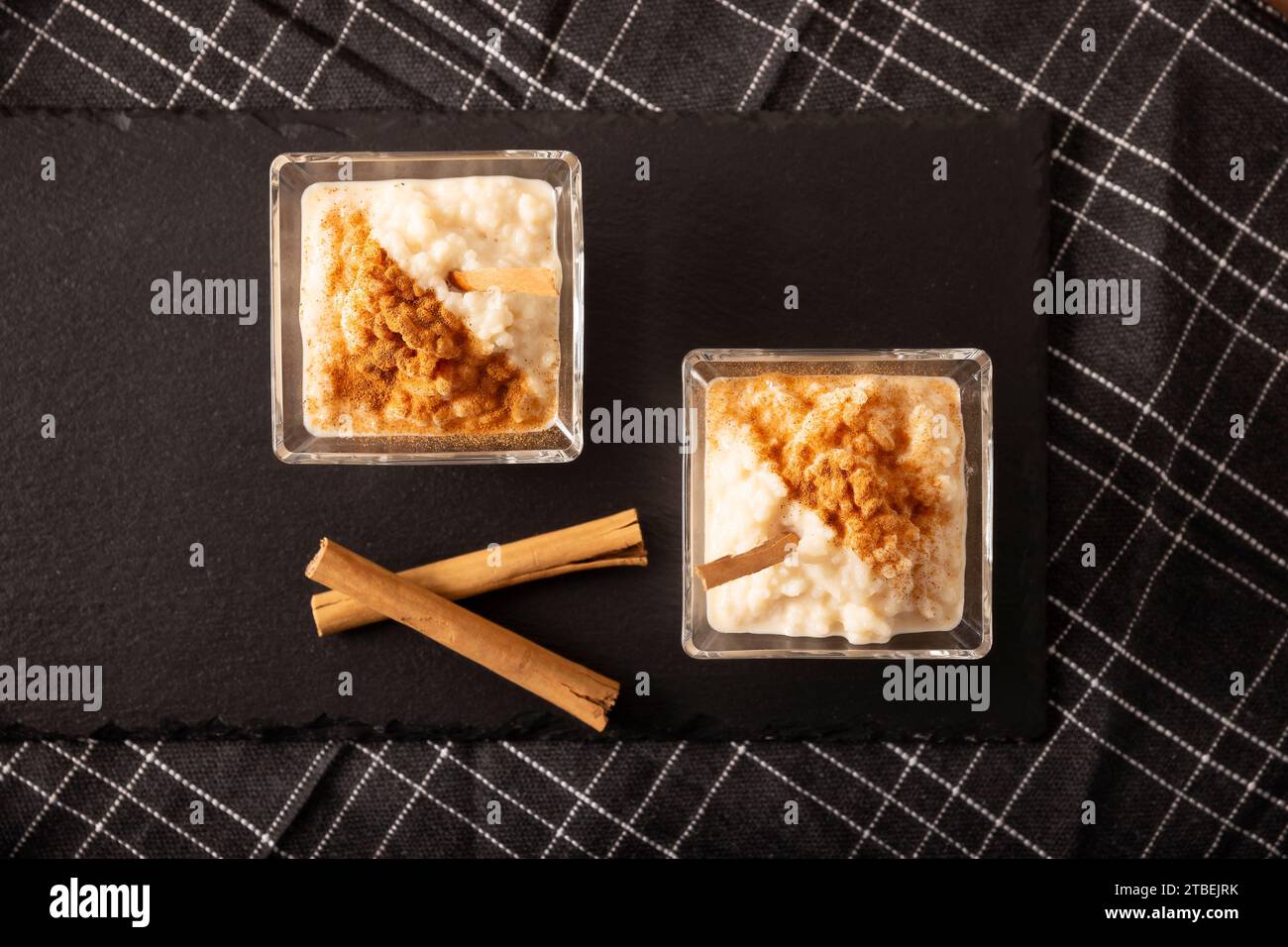 Budino di riso. Piatto dolce fatto cucinando riso nel latte e nello zucchero, alcune ricette includono cannella, vaniglia o altri ingredienti, è un esser molto facile Foto Stock