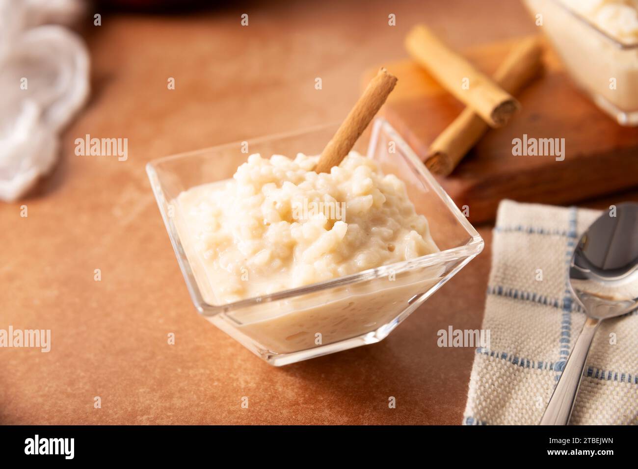 Budino di riso. Piatto dolce fatto cucinando riso nel latte e nello zucchero, alcune ricette includono cannella, vaniglia o altri ingredienti, è un esser molto facile Foto Stock