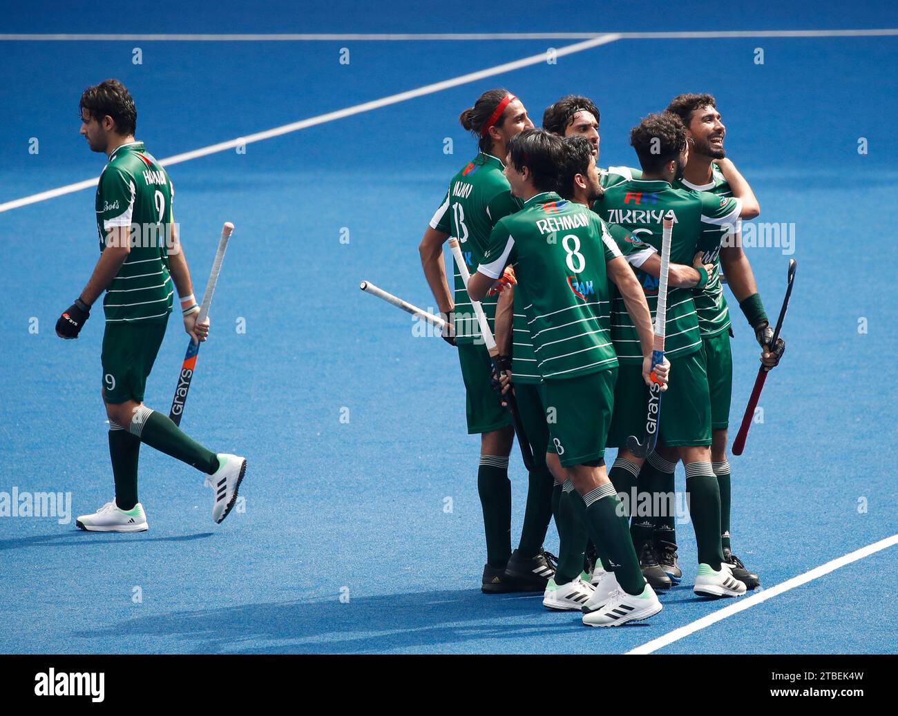 Kuala Lumpur, Malesia. 6 dicembre 2023. I giocatori della squadra pakistana festeggiano dopo aver segnato un gol durante la partita della Coppa del mondo Juniores maschile FIH Malaysia 2023 tra Paesi Bassi e Pakistan al Bukit Jalil National Hockey Stadium. Punteggio finale; Paesi Bassi 3:3 Pakistan. Credito: SOPA Images Limited/Alamy Live News Foto Stock