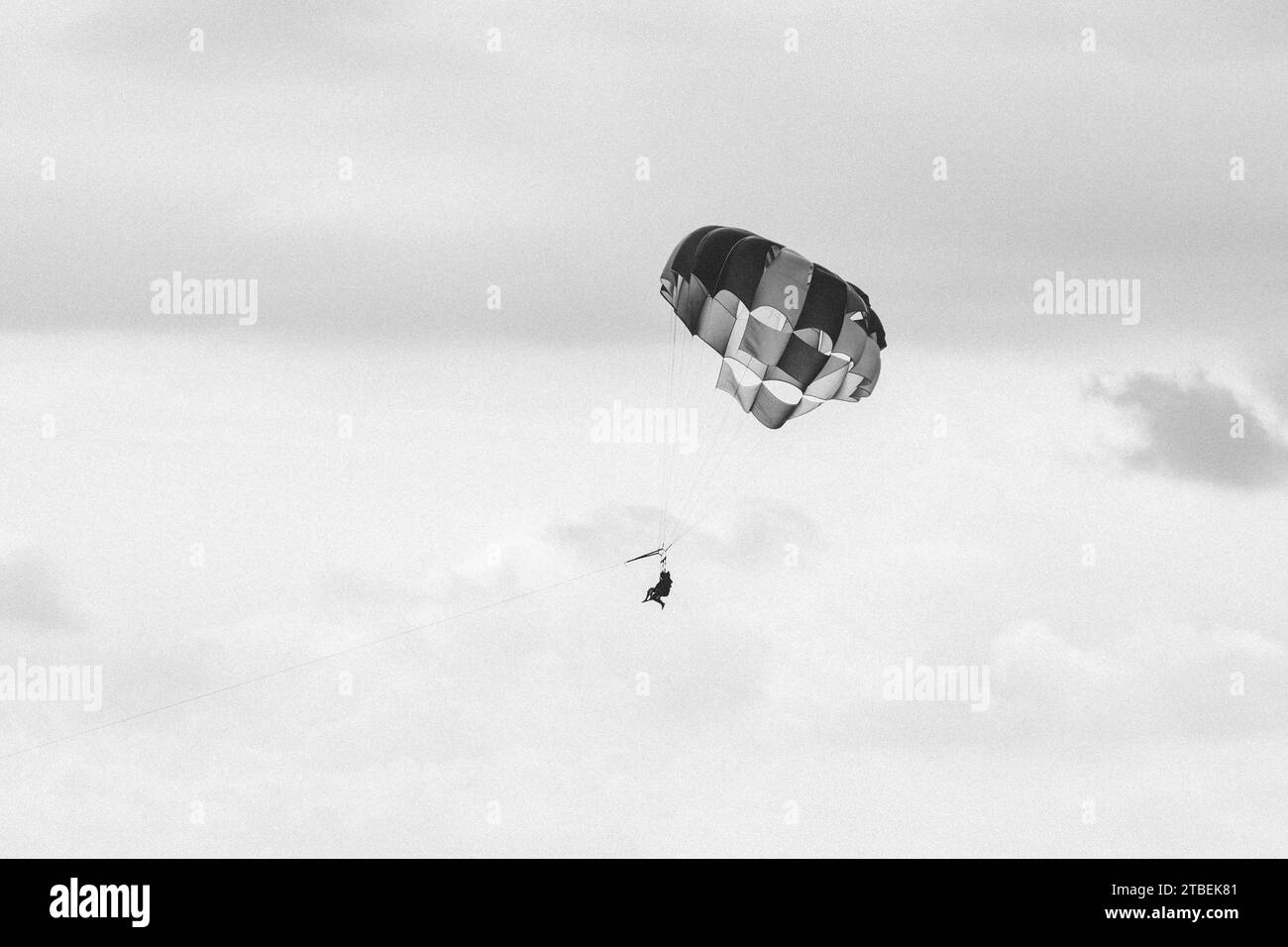 Escursione aerea unica: Una mongolfiera trainata da barca sorvola la spiaggia di Benidorm, offrendo viste accattivanti in un'esperienza serena e speciale. Foto Stock