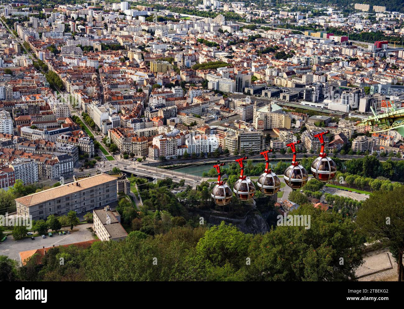 Grenoble, Francia - 1° ottobre 2023: Vista aerea panoramica della città di Grenoble, regione Auvergne-Rodano-Alpes, Francia. Gondola Grenoble-Bastille nel foregro Foto Stock