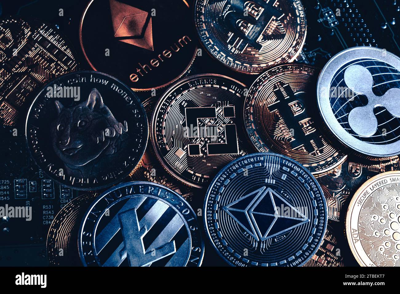 Selezione di monete in token di criptovaluta, tra cui binance, ethereum, Ripple, dogecoin, bitcoin, sfondo cardano e litecoin Foto Stock