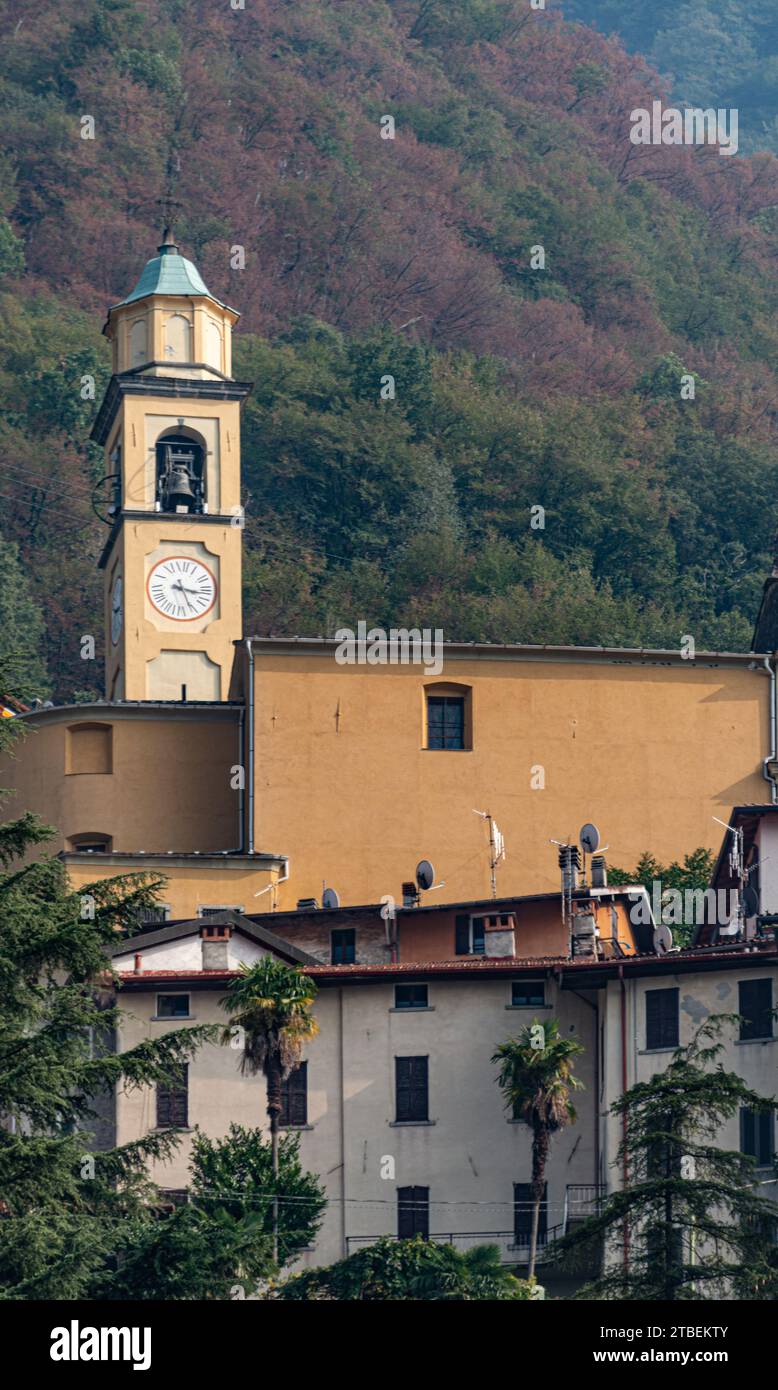 Torre dell'Orologio nel villaggio sul Lago di Como, Italia Foto Stock