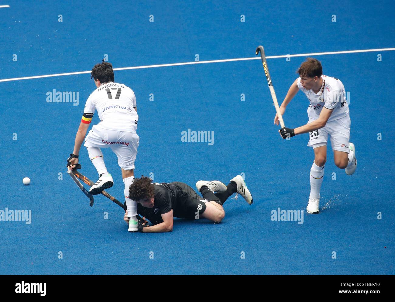 Kuala Lumpur, Malesia. 6 dicembre 2023. Hainaut Guillermo del Belgio (L), Nicolson James della nuova Zelanda (C) e Balthazar Lucas del Belgio (R) in azione durante la partita della FIH Hockey Men's Junior World Cup Malaysia 2023 tra Belgio e nuova Zelanda al Bukit Jalil National Hockey Stadium. Punteggio finale; Belgio 4:0 nuova Zelanda. Credito: SOPA Images Limited/Alamy Live News Foto Stock