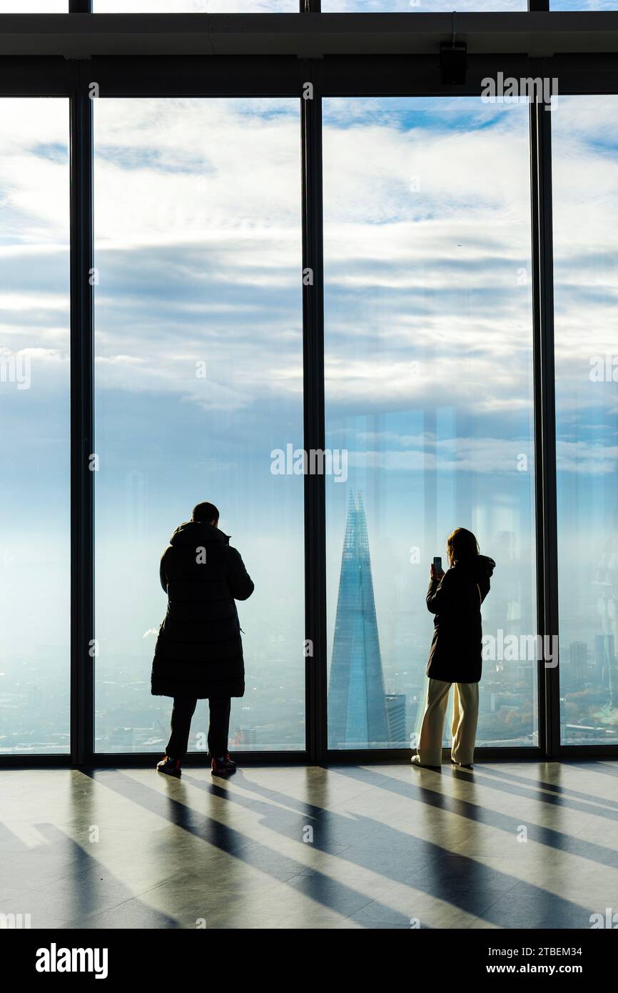 Persone che scattano foto dalla piattaforma di osservazione Horizon 22 nel grattacielo 22 Bishopsgate, Londra, Inghilterra Foto Stock
