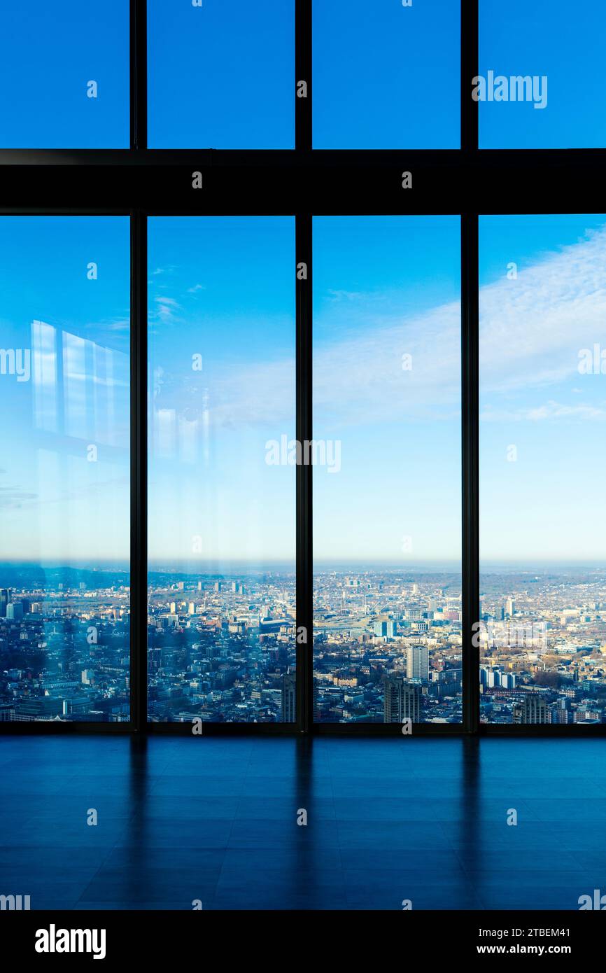 Grandi finestre di vetro e lo skyline della città visti dalla piattaforma panoramica Horizon 22 nel grattacielo 22 Bishopsgate, Londra, Inghilterra Foto Stock