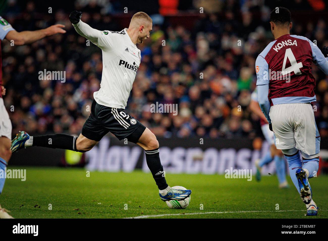 Blaz Kramer durante la partita di UEFA Europa Conference League 23/24 tra Aston Villa FC e Legia Warszawa a Villa Park, Birmingham, Regno Unito. (M Foto Stock