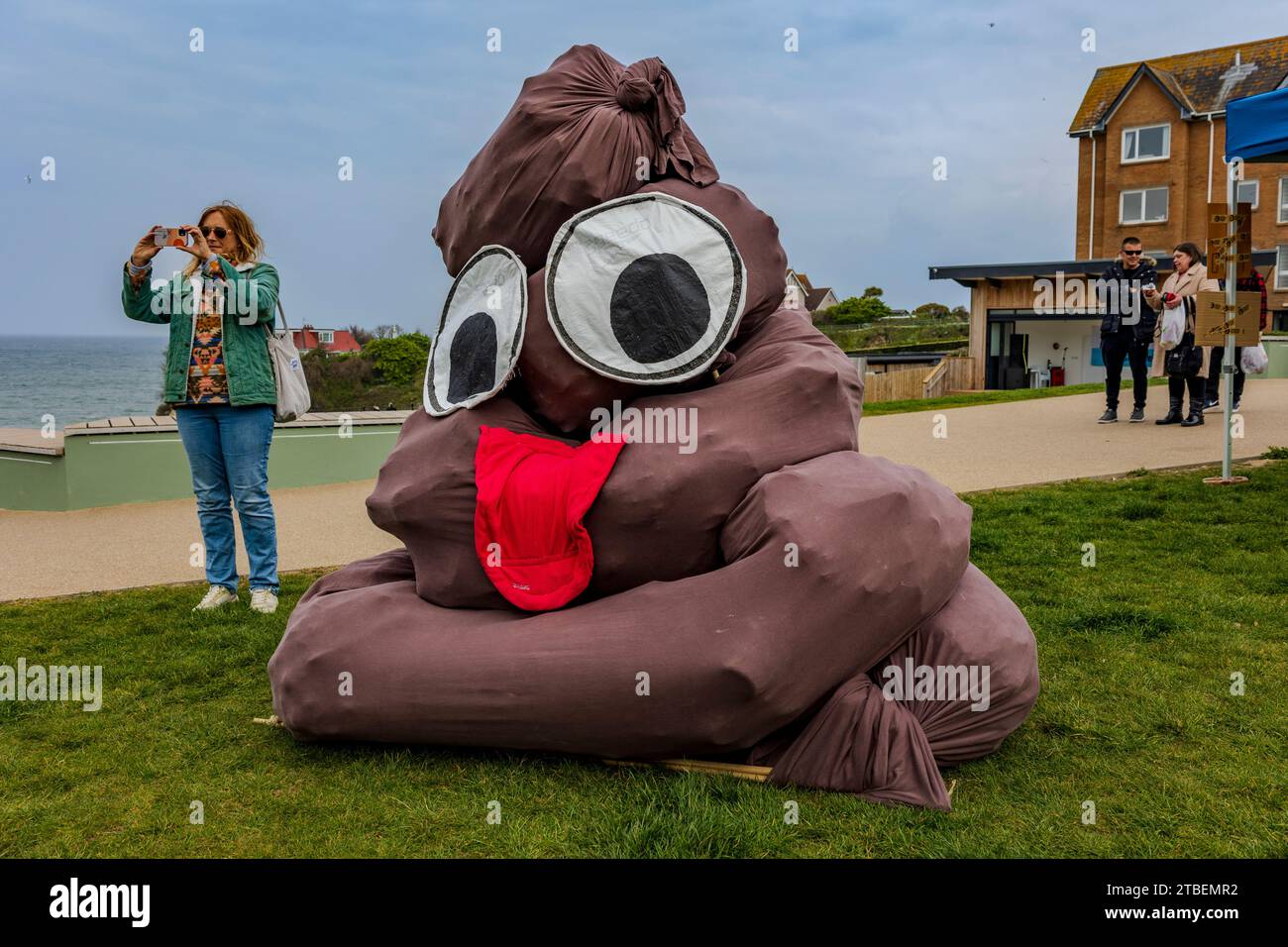 I surfisti contro le azioni di fognatura a Newquay in Cornovaglia contro gli scarichi di fognature e l'inquinamento. Foto Stock