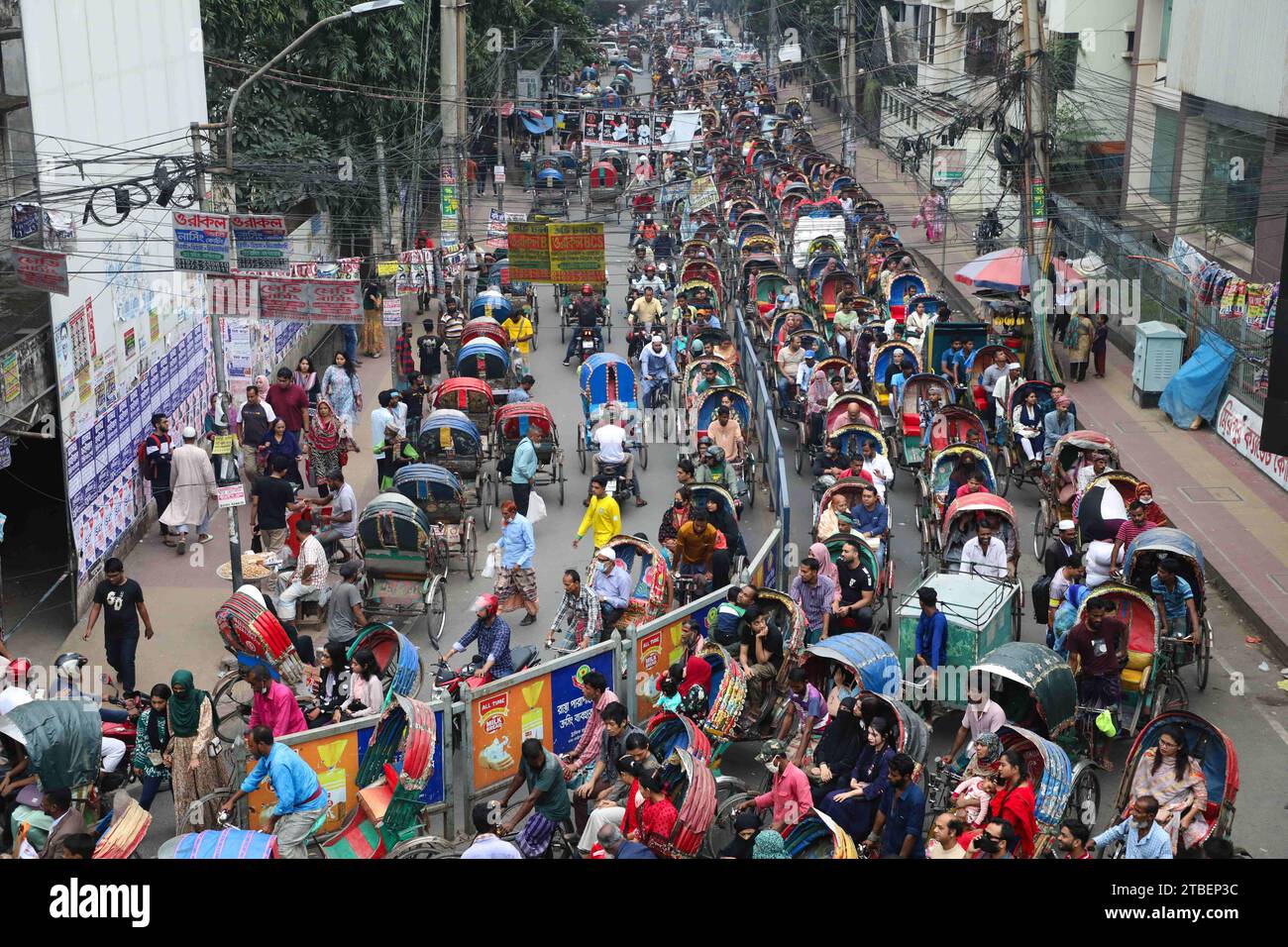 Dhaka, Bangladesh. 6 dicembre 2023. Centinaia di risciò sono bloccati in un ingorgo stradale a Dacca, Bangladesh, il 6 dicembre 2023. Ogni anno aumenta il numero di risciò illegali non motorizzati sulle strade della città. (Immagine di credito: © Suvra Kanti Das/ZUMA Press Wire) SOLO USO EDITORIALE! Non per USO commerciale! Foto Stock