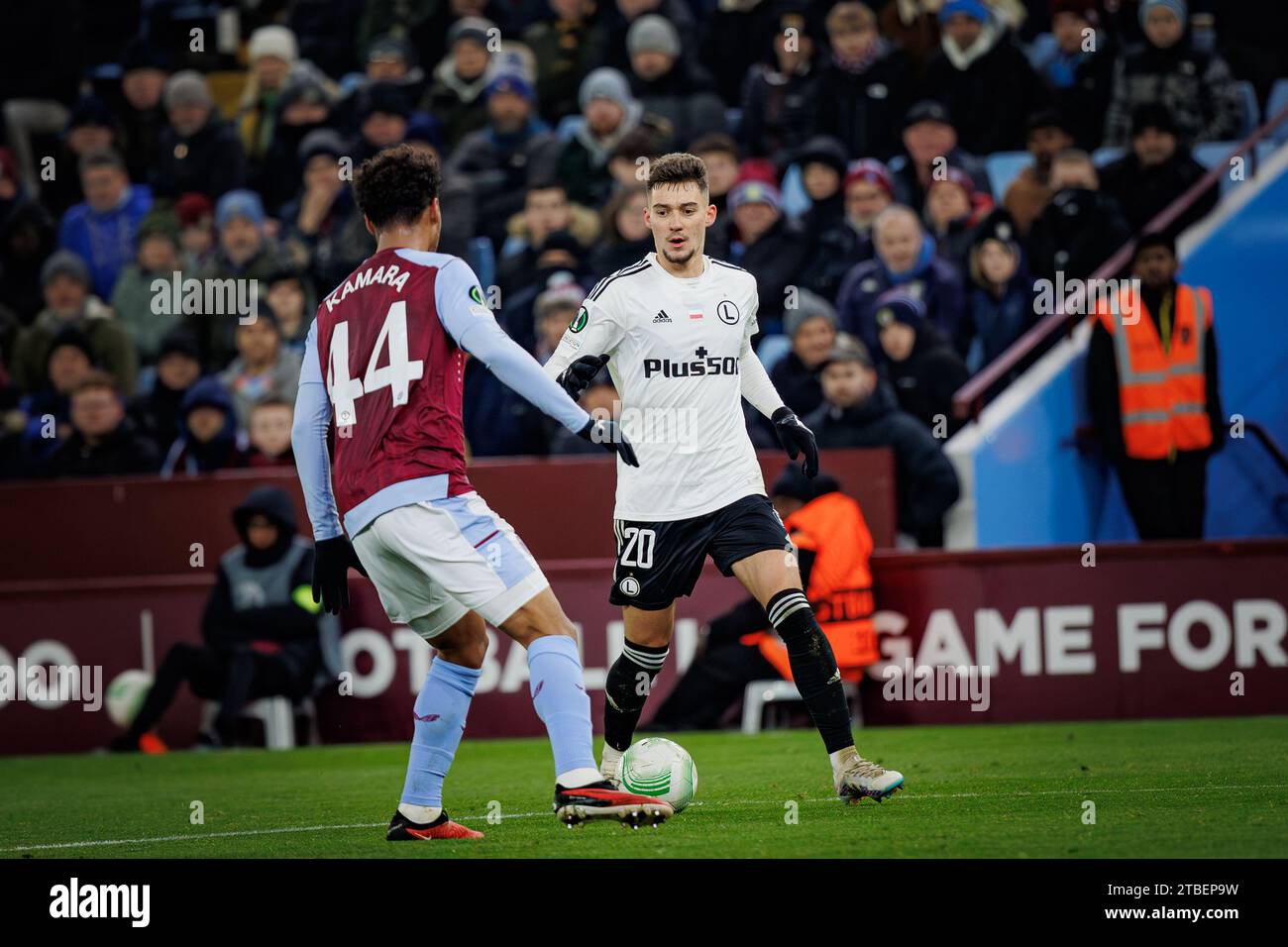 Ernest Muci in duello con Kamara durante la partita di UEFA Europa Conference League 23/24 tra Aston Villa FC e Legia Warszawa a Villa Park, Birmingh Foto Stock