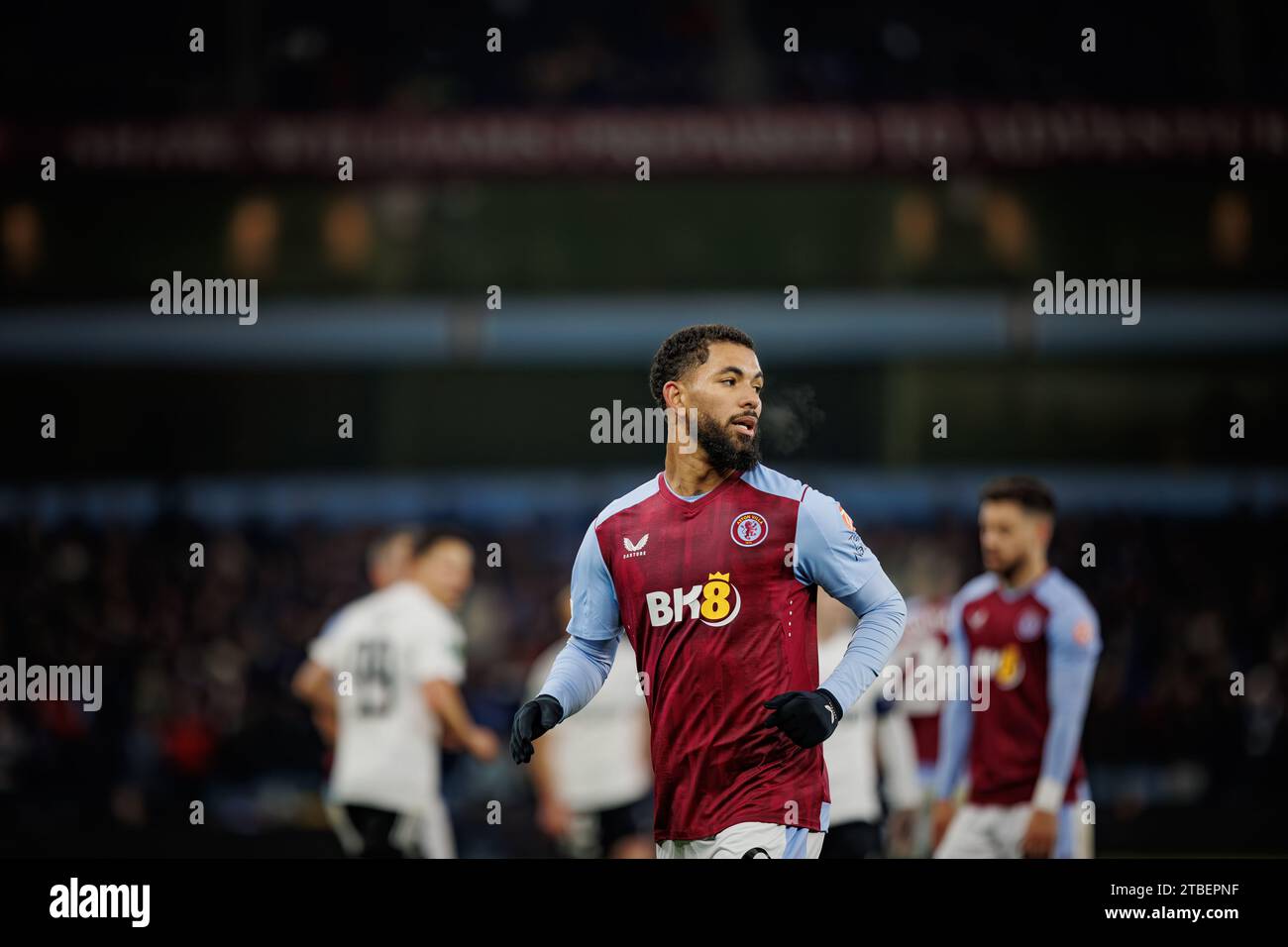 Douglas Luiz durante la partita di UEFA Europa Conference League 23/24 tra l'Aston Villa FC e il Legia Warszawa a Villa Park, Birmingham, Regno Unito. ( Foto Stock