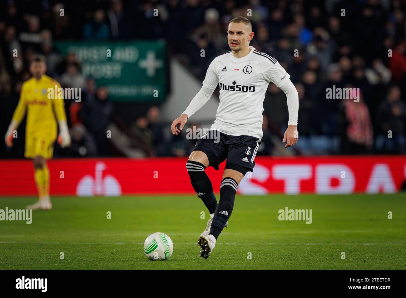 Artur Jedrzejczyk durante la partita di UEFA Europa Conference League 23/24 tra Aston Villa FC e Legia Warszawa al Villa Park, Birmingham, Regno Unito Foto Stock