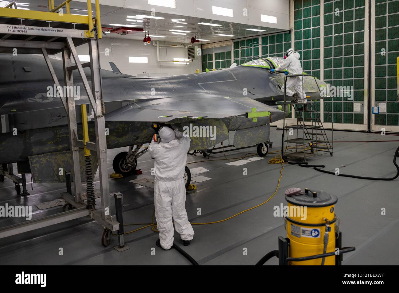 I tecnici di controllo della corrosione preparano un F-16 Fighting Falcon per la verniciatura, presso la Nellis Air Force base, 25 settembre 2023. L'aereo sarà l'ammiraglia del 926th Wing per il 706th Aggressor Squadron (AGR). Il 706th AGR è un'unità dell'Air Force Reserve situata a Nellis e rientra nel 926th Wing. (Foto U.S. Air Force di William R. Lewis) Foto Stock
