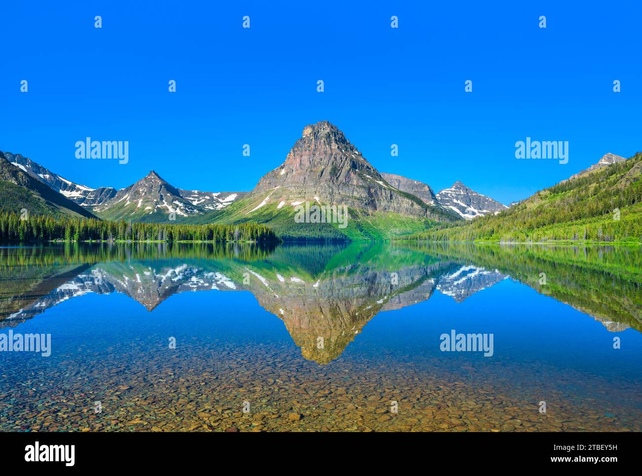 Montagna sinopah riflessa nella two medicine lake nel parco nazionale di Glacier, montana Foto Stock