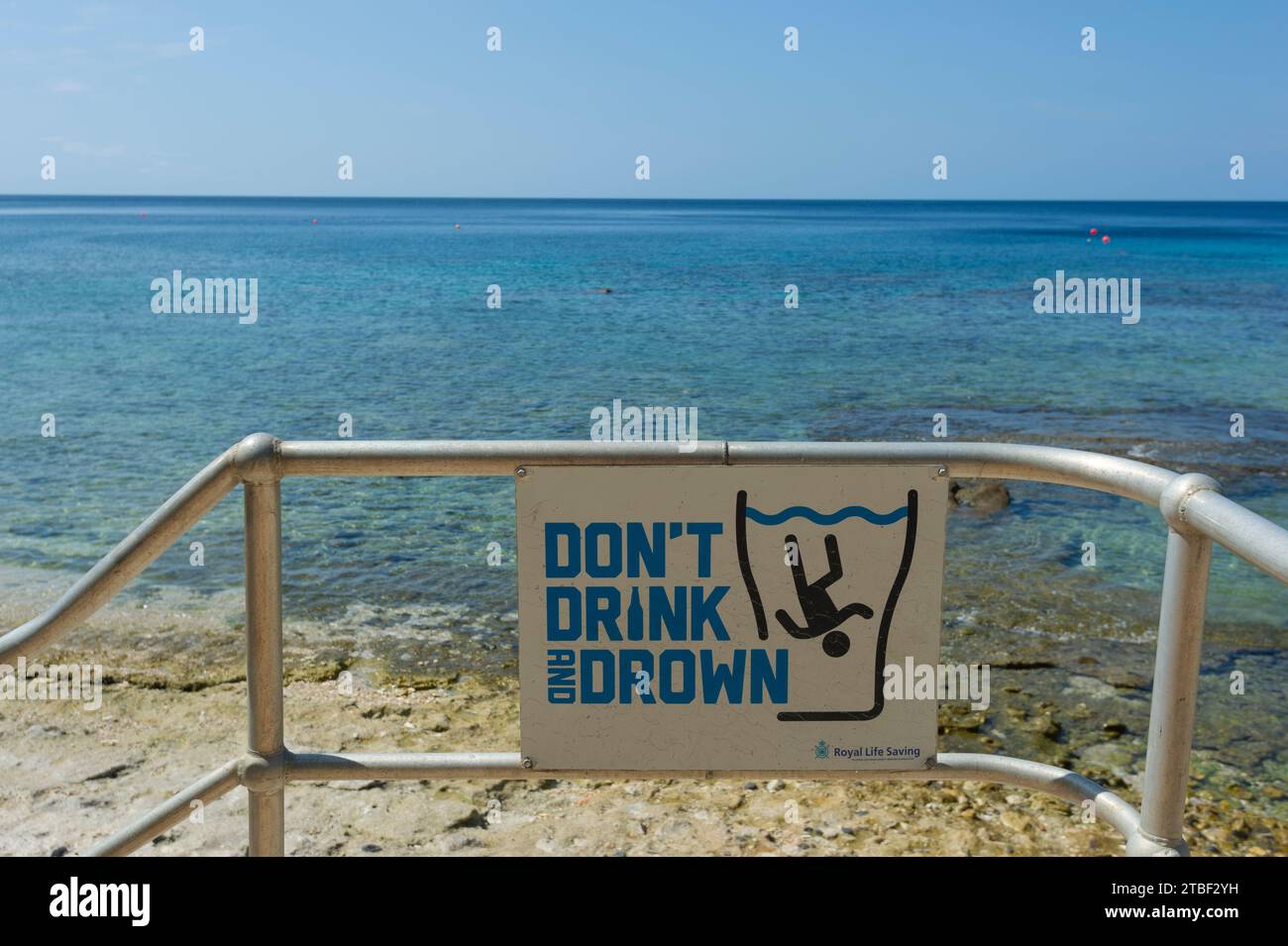 Cartello attenzione: Non bere e affogare, Flying Fish Cove, Christmas Island, Australia Foto Stock