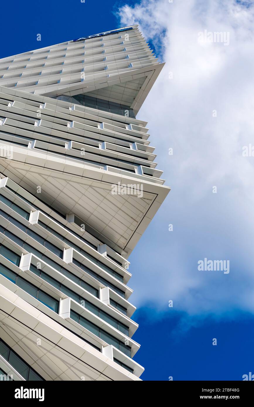 Guardando verso l'apertura del luglio 2022, l'AMP Quay Quarter Tower si trova al 50 di Bridge Street, Sydney, Australia Foto Stock