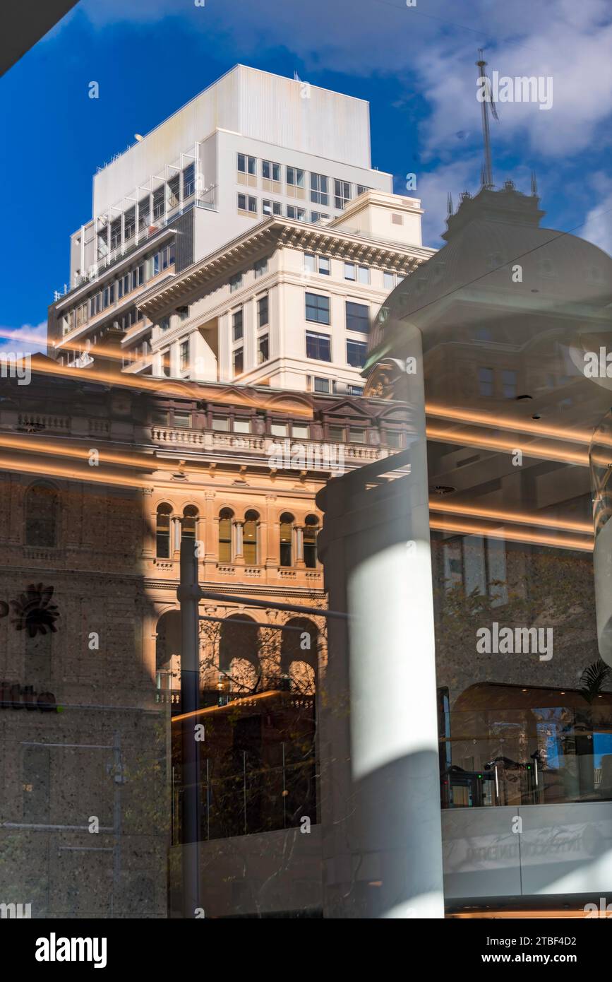 Un collage di riflessioni di diversi edifici a Phillip Street, Sydney, Australia, che rappresentano la storia degli edifici e dell'architettura della città Foto Stock
