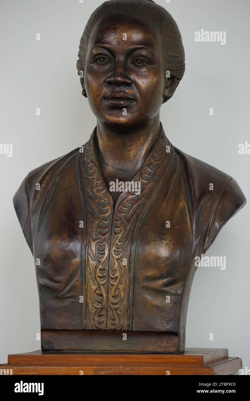 Statua di Kartini. Kartini è una delle eroi femminili indonesiane nell'educazione femminile Foto Stock