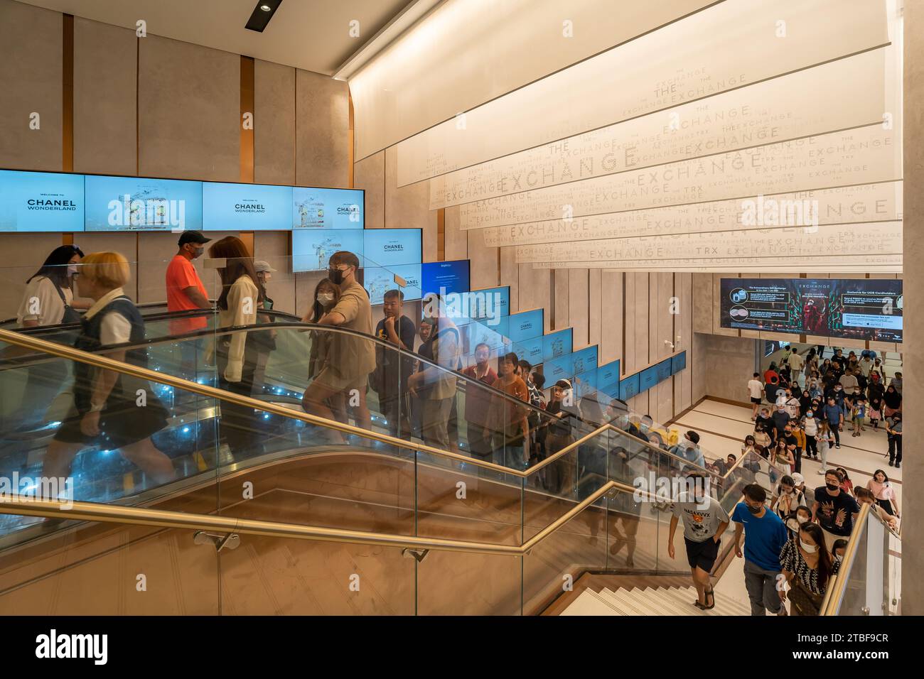 KL, Malesia-dic 2,2023 : la gente può vedere prendere le scale mobili andare al centro commerciale Exchange TRX dall'uscita della Tun Razak Exchange (TRX) MRT statio Foto Stock