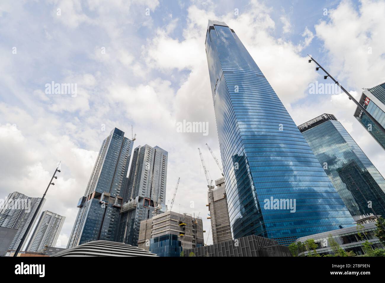 KL, Malesia-dicembre 2,2023: Vista esterna del centro commerciale Exchange TRX. Si tratta di uno sviluppo integrato che offre un vivace centro di shopping, intrattenimento, Foto Stock