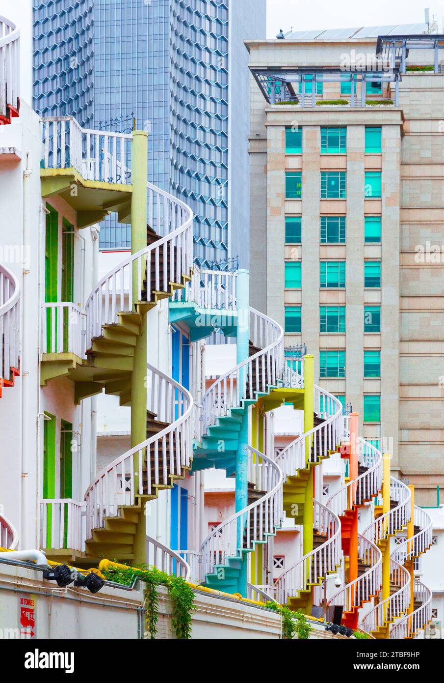 Colorate scale a chiocciola su Rochor Road viste da Queen Street nel quartiere del mercato di Bugis Street a Singapore. Foto Stock