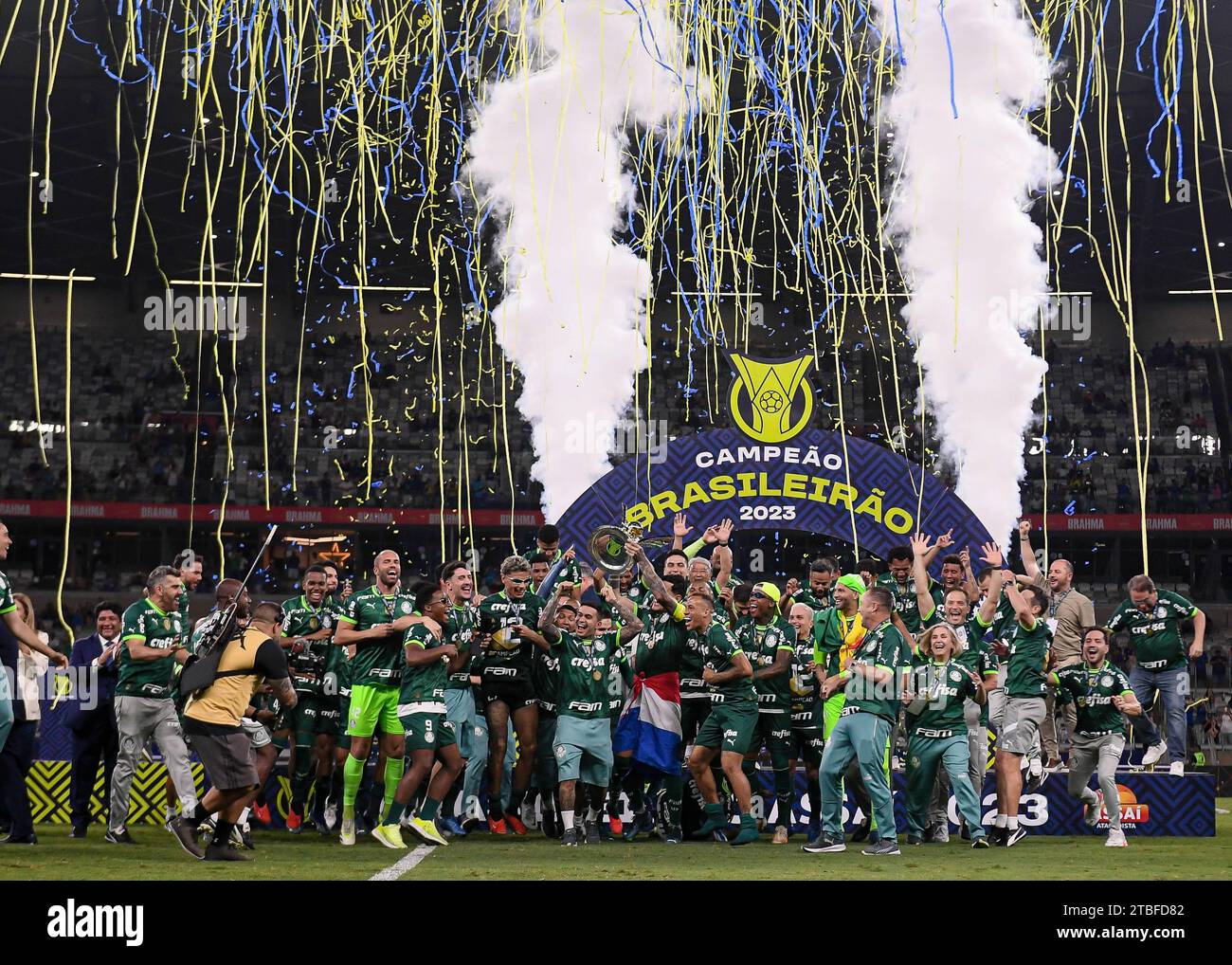 Belo Horizonte, Brasile. 6 dicembre 2023. I giocatori del Palmeiras festeggiano la vittoria del Campionato Brasileiro con il trofeo dopo la partita tra Cruzeiro e Palmeiras, per la serie A brasiliana 2023, allo Stadio Mineirao, a Belo Horizonte il 06 dicembre. Foto: Gledston Tavares/DiaEsportivo/Alamy Live News Credit: DiaEsportivo/Alamy Live News Foto Stock