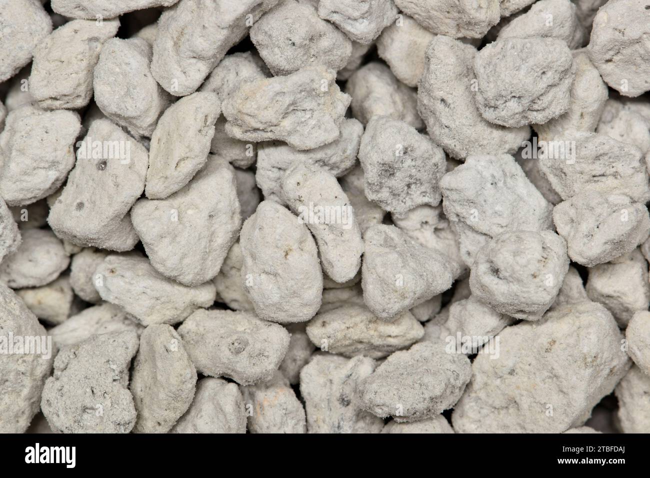 Campione minerale di pietra pomice direttamente sopra. Roccia vulcanica porosa leggera utilizzata per molte applicazioni, tra cui cosmetica, pulizia e orticoltura. Foto Stock