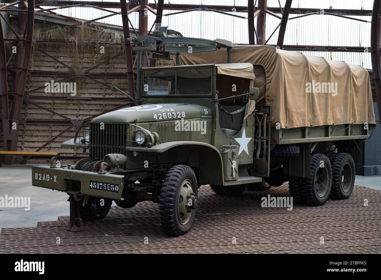 Vista frontale di un vecchio camion Dodge WC-62 6x6 americano della seconda guerra mondiale Foto Stock