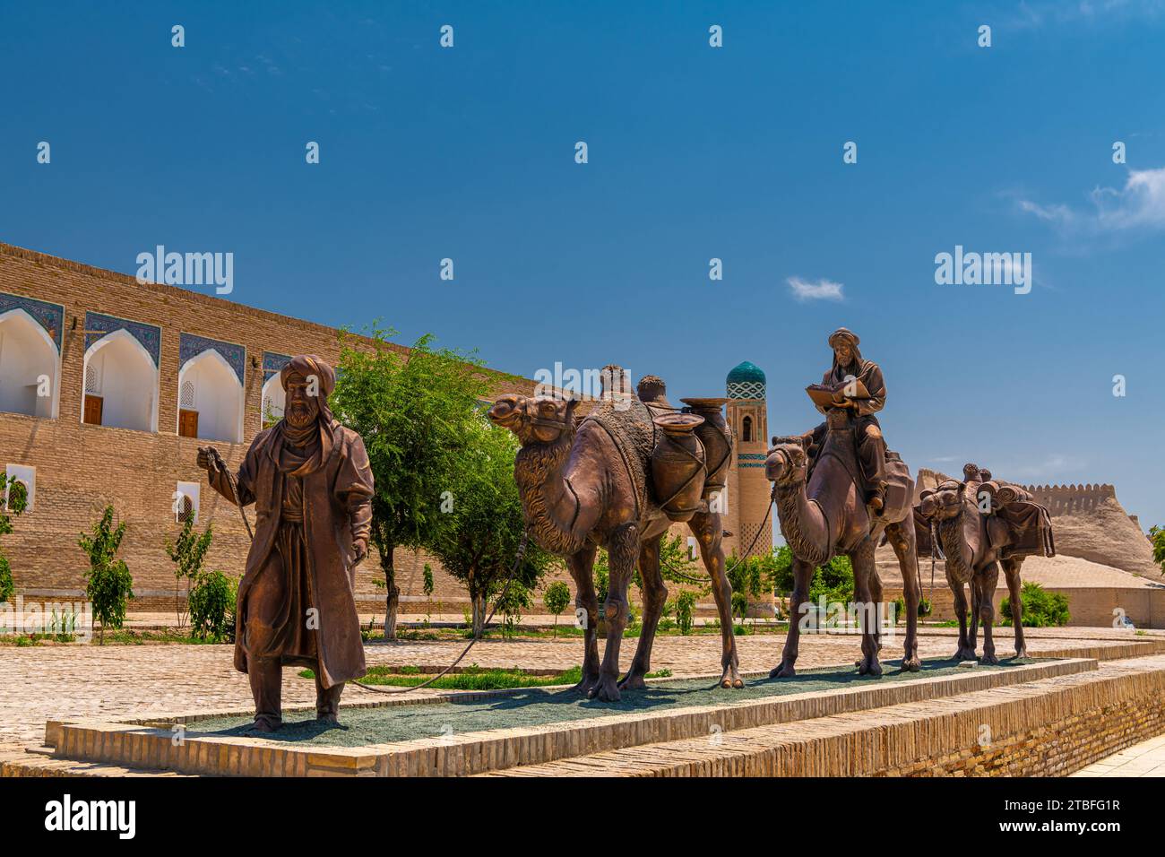 26 GIUGNO 2023, KHIVA, UZBEKISTAN: Le statue della carovana di cammello che attraversa l'antica via della seta nella città vecchia di Khiva Foto Stock