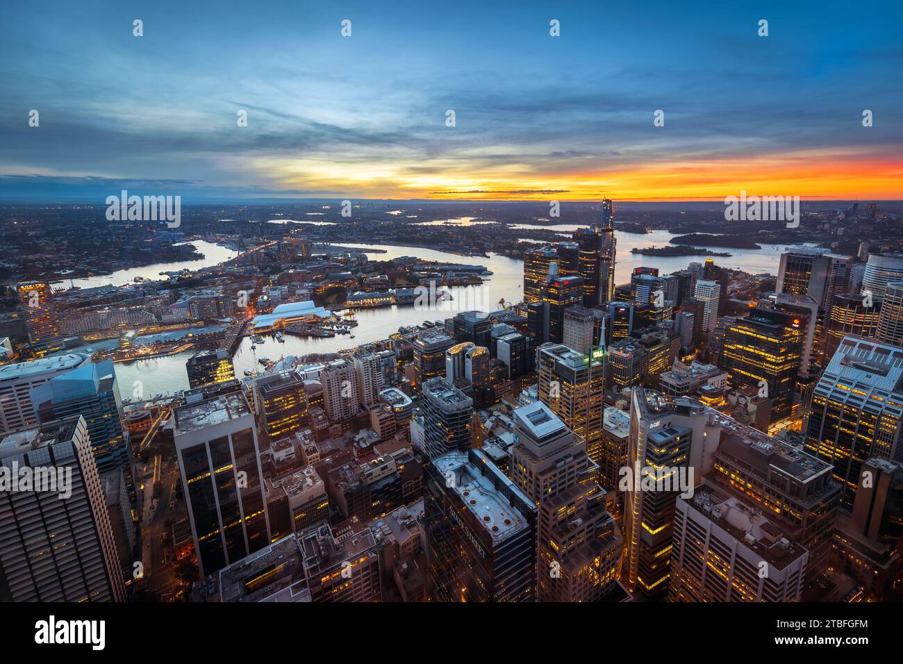 Sydney, Australia - 18 aprile 2022: Vista aerea mozzafiato dello skyline della città di Sydney che unisce architettura moderna e monumenti iconici al tramonto Foto Stock