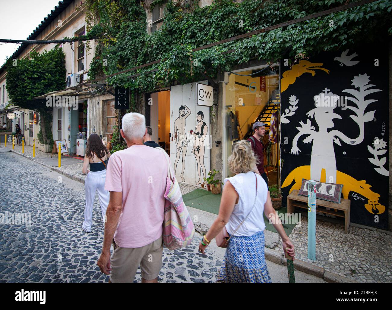 LX Factory, Lisbona, Portogallo. Art Outside un negozio di abbigliamento naturale all'interno della LX Factory, un parco industriale ristrutturato di 23.000 metri quadrati che è diventato un centro di arte, multimedia, negozi di musica, cibo e intrattenimento 3k (1,8 miglia) ad ovest del centro di Lisbona. Foto Stock