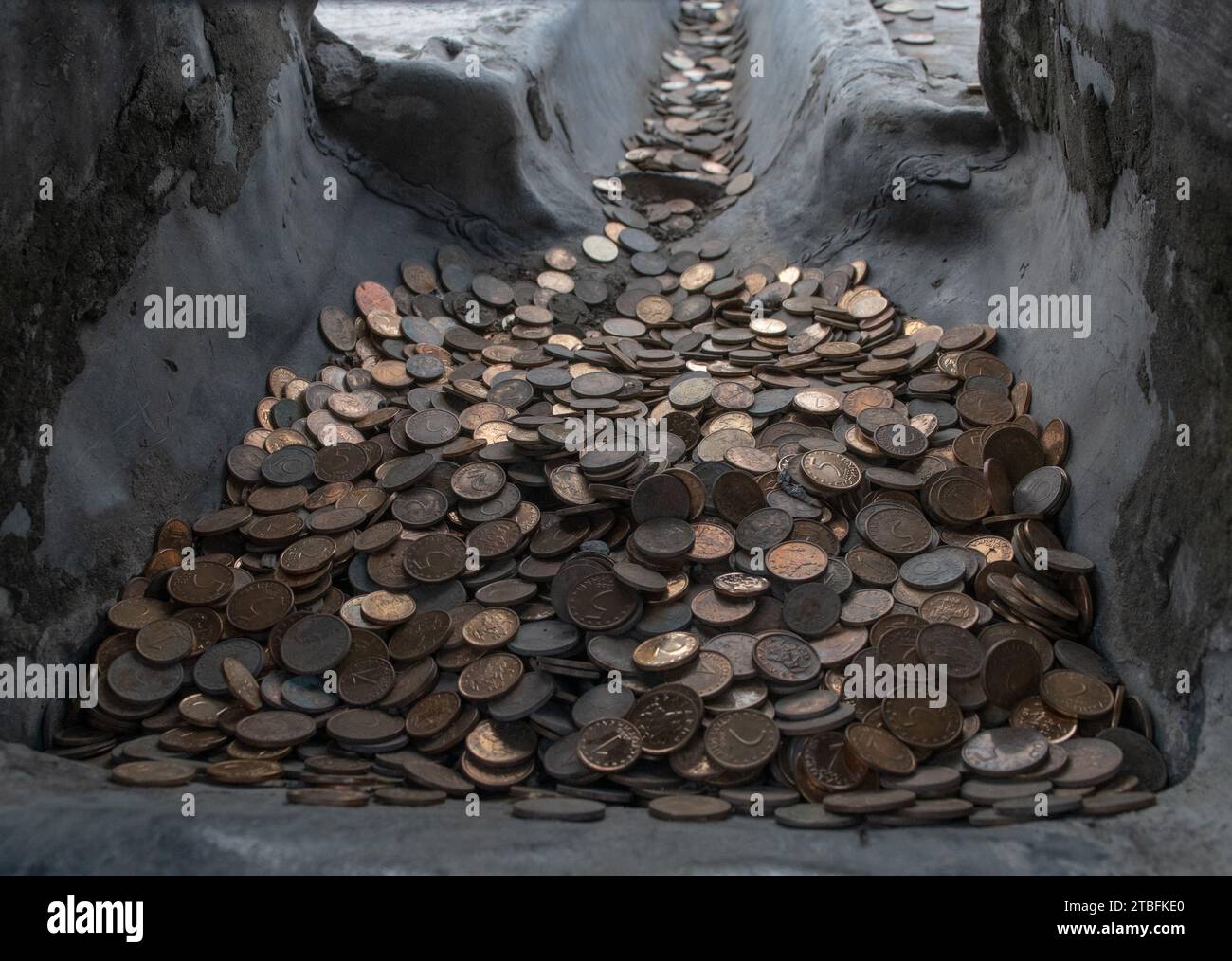 Abbondanza di monete bulgare di stotinka sul Monumento di Shipka Foto Stock