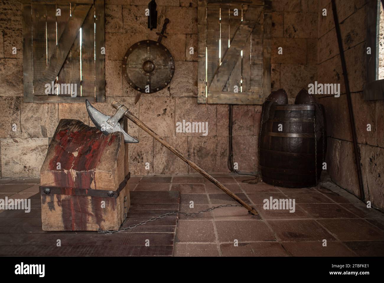 Questa immagine è una splendida illustrazione di una camera in stile vintage, caratterizzata da vari mobili rustici con un aspetto angosciato e d'ispirazione antica Foto Stock