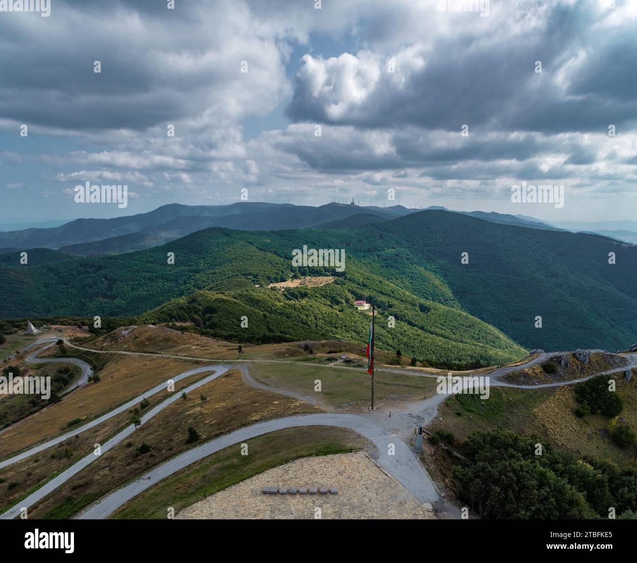 Una vista panoramica del passo di Shipka nelle lussureggianti montagne boscose della Bulgaria Foto Stock