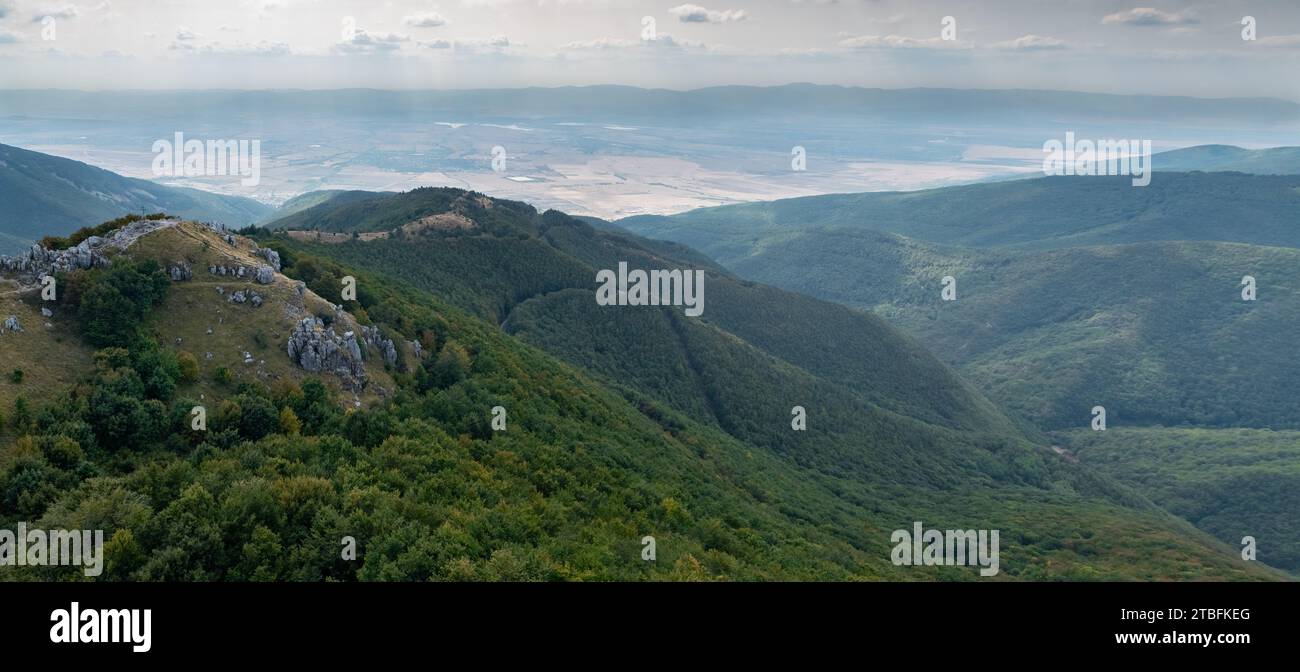 Una vista panoramica del passo di Shipka nelle lussureggianti montagne boscose della Bulgaria Foto Stock