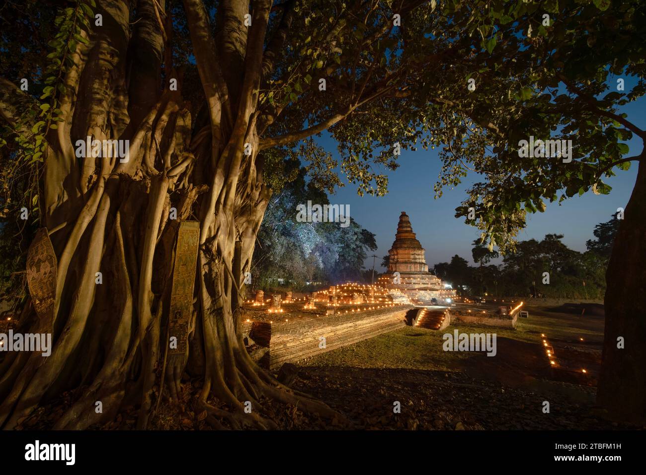 CHIANGMAI - 28 NOVEMBRE 2023: Wiang Kum Kam è l'antica città perduta nella notte di Chiang mai, Thailandia. Foto Stock