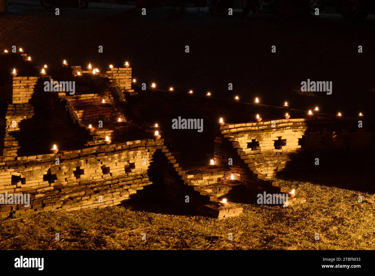 CHIANGMAI - 28 NOVEMBRE 2023: Wiang Kum Kam è l'antica città perduta nella notte di Chiang mai, Thailandia. Foto Stock