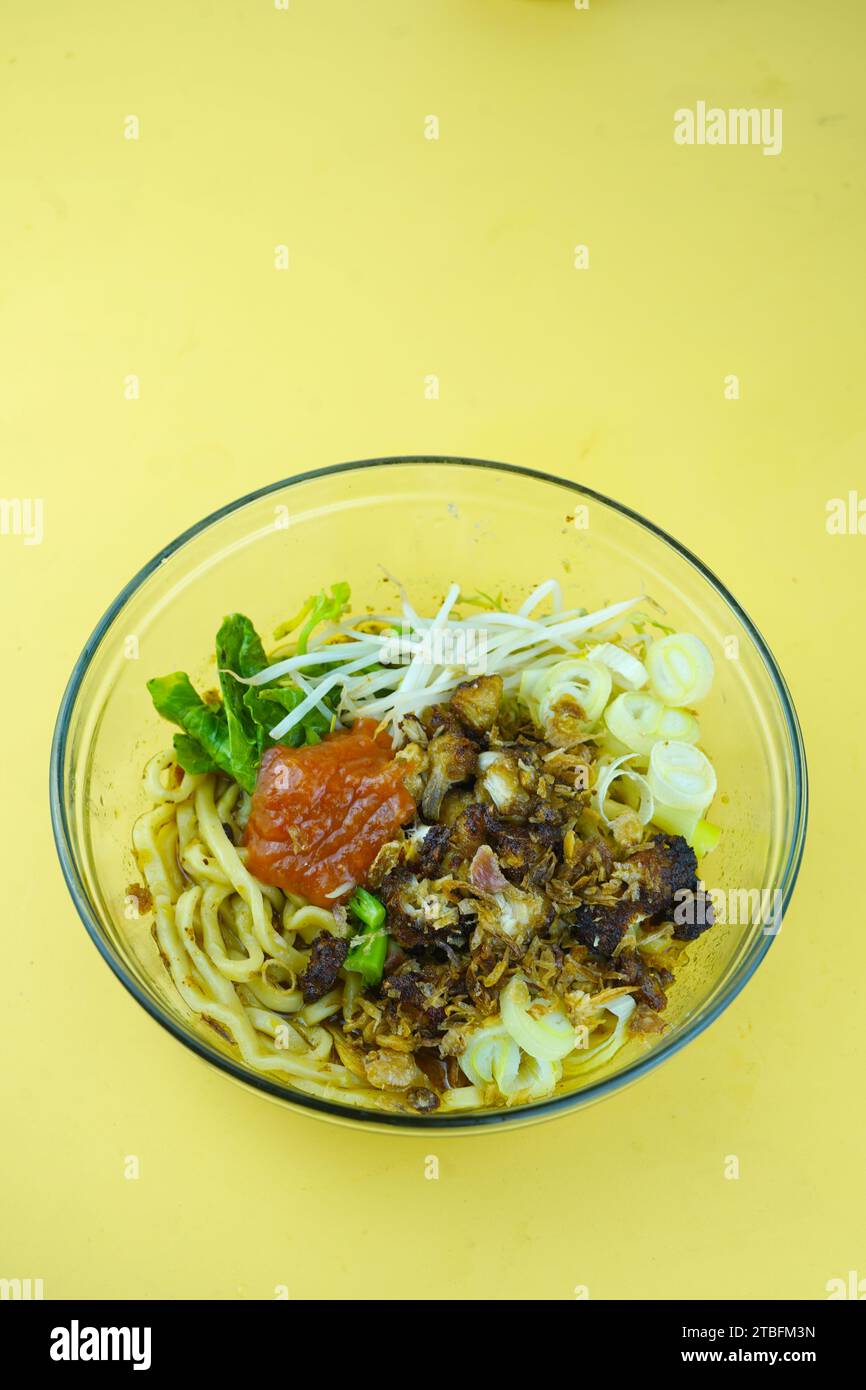 Una ciotola soddisfacente di spaghetti di pollo indonesiani, mie Ayam, con fette di pollo, wonton e verdure in un saporito brodo a base di salsa di soia. Food Pho Foto Stock