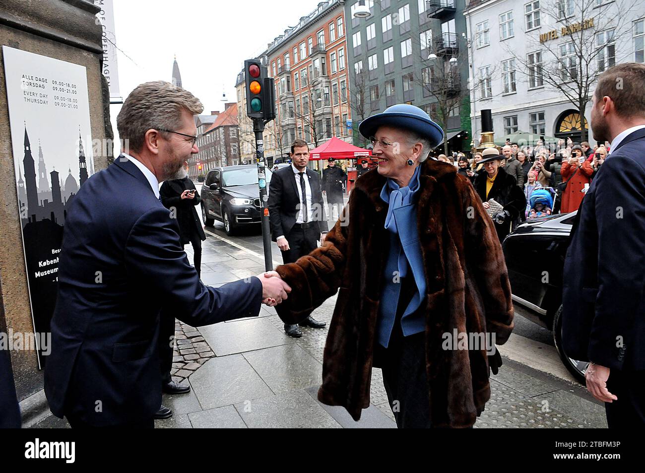 Copenaghen /Danimarca/ 07 febbraio 2020 / H.M.la Regina Margrethe II di Denamrk arriva al Museo di Copenaghen (Museo Koenbnhavn) e arriva dal Gran sindaco del Municipio di Copenaghen Frank Jensen e dal funzionario del museo di kobenahvn all'entrata di msuem oggi nella capitale danese. (Foto..Francis Joseph Dean / Deanpicture). Foto Stock