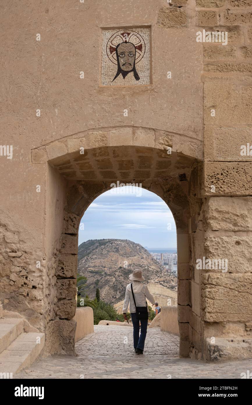 Un arco del Castello di Santa Barbara ad Alicante, in Spagna Foto Stock