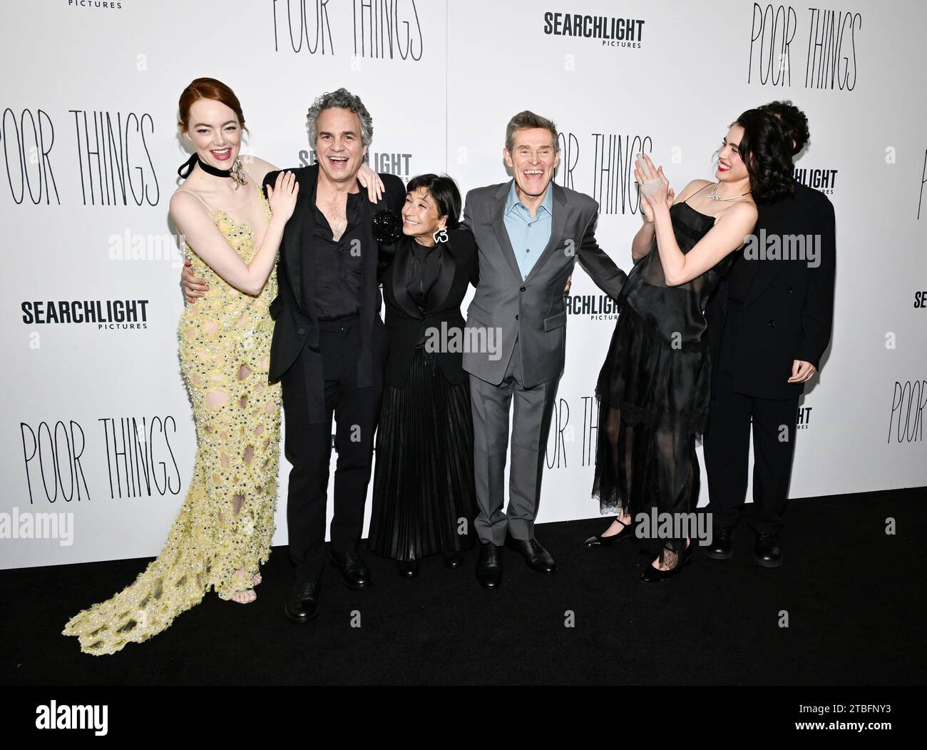 Emma Stone, da sinistra, Mark Ruffalo, Kathryn Hunter, Willem Dafoe, Margaret Qualley e Ramy Youssef assistono alla prima di "Poor Things" al DGA New York Theater mercoledì 6 dicembre 2023, a New York. (Foto di Evan Agostini/InVision/AP) Foto Stock