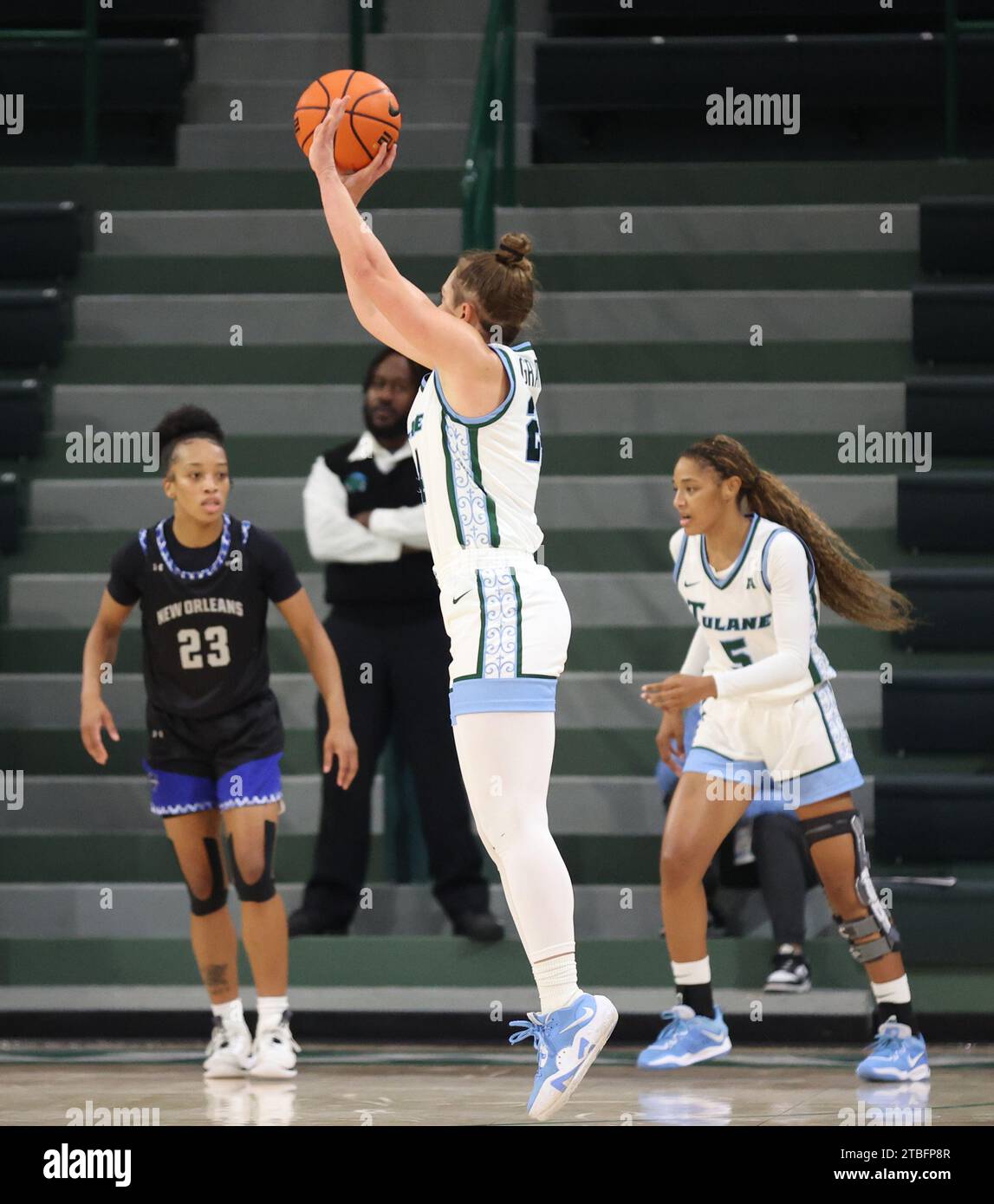 New Orleans, USA. 6 dicembre 2023. La guardia di Tulane Green Wave chiara Grattini (24) mostra un triplo puntatore durante una partita di basket femminile al college alla Fogleman Arena di New Orleans, Louisiana, mercoledì 6 dicembre 2023. (Foto di Peter G. Forest/Sipa USA) credito: SIPA USA/Alamy Live News Foto Stock