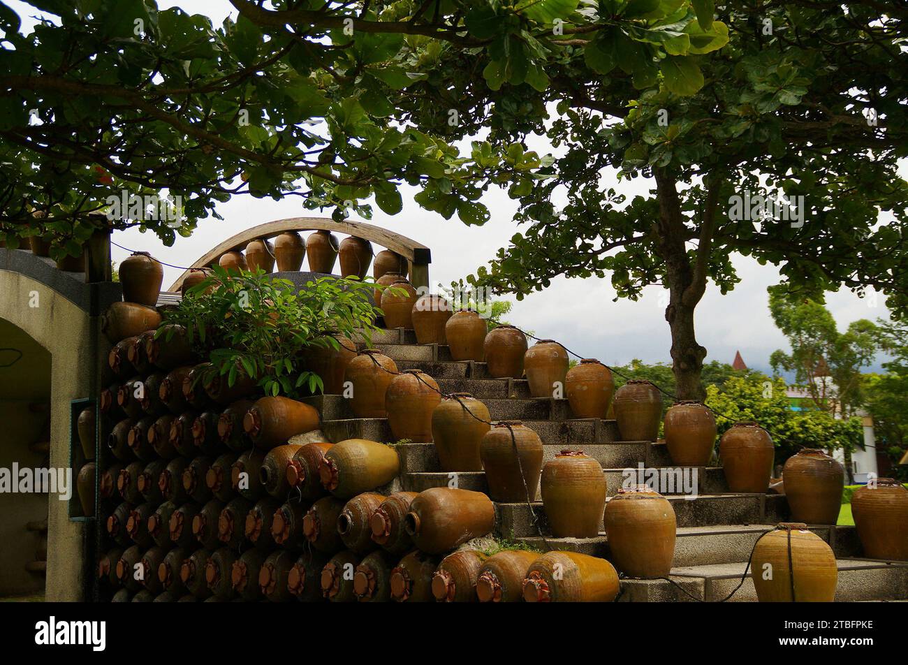 Vista laterale del ponte artistico delle botti di vino cinese Foto Stock