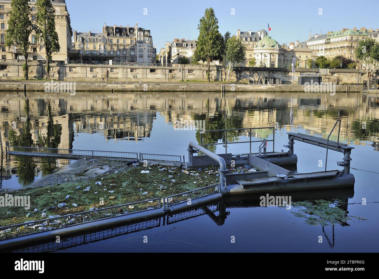 FRANCIA, PARIGI (75) FLOTING WASTE COLLECTOR ON THE SEINE RIVER Foto Stock