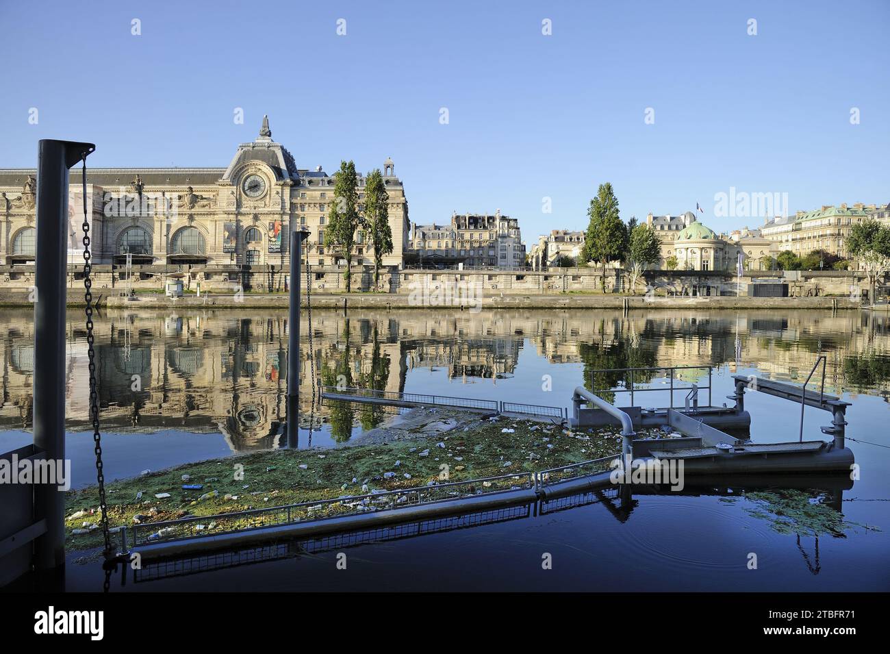 FRANCIA, PARIGI (75) FLOTING WASTE COLLECTOR ON THE SEINE RIVER Foto Stock