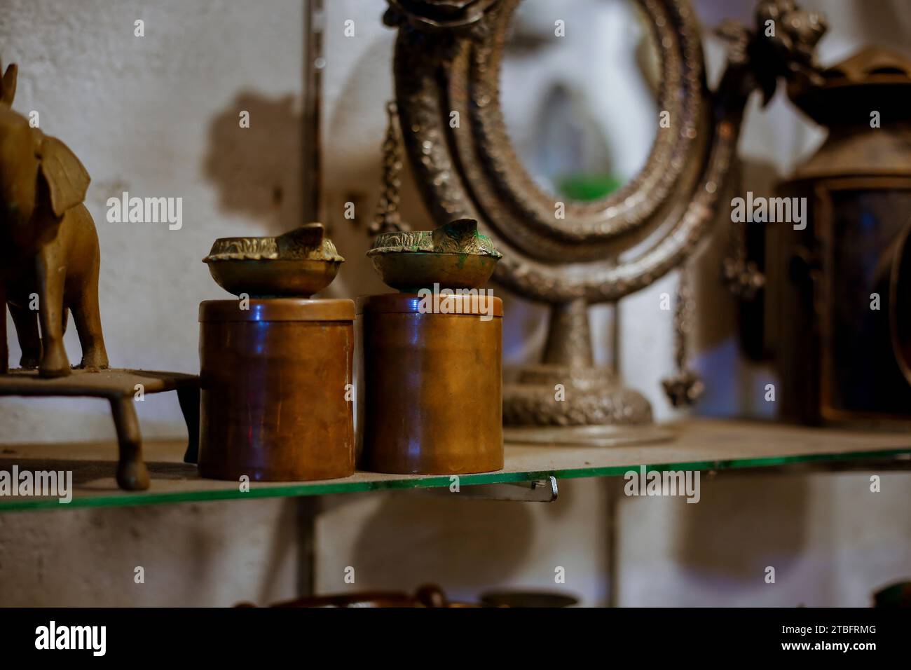 Oggetti in rame e ottone usati dai re e dai cittadini comuni nello Sri Lanka pre-indipendenza. Questi prodotti in rame e ottone-metallo sono stati trovati più di 100 Foto Stock